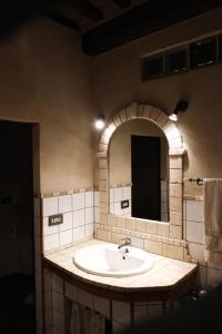 Casa Vacanze Il Torchio في بيانكاستانايو: حمام مع حوض ومرآة