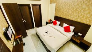 Postel nebo postele na pokoji v ubytování Hotel Pulse Inn- Near Jaipur Train Station