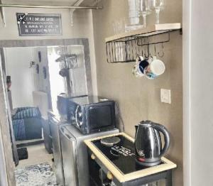 Η κουζίνα ή μικρή κουζίνα στο L'Entrée des Artistes Chambre avec terrasse et salle de bain- LAVALOC