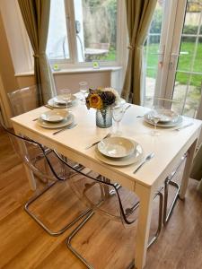 Fotografie z fotogalerie ubytování Lovely garden apartment in Wimbledon Town Centre with private parking by Wimbledon Holiday Lets v Londýně