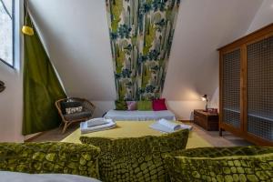 ナポリにあるNaples in the history 4Mのベッド2台、ソファ、椅子が備わる客室です。
