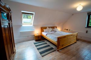 シュクラルスカ・ポレンバにあるStara Szlifierniaのベッドルーム(ベッド1台、窓付)