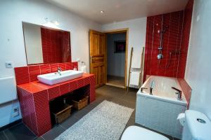 シュクラルスカ・ポレンバにあるStara Szlifierniaのバスルーム(洗面台、トイレ、バスタブ付)