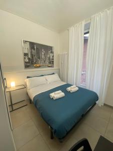 1 dormitorio con 1 cama con 2 toallas en Piccole suite di charme, en Turín