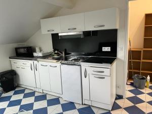 a white kitchen with a sink and a stove at SUITS & LUXURY Appart Paris Montreuil in Montreuil