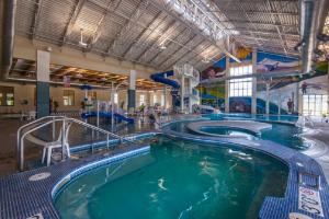 una gran piscina cubierta con un tobogán de agua en New Ski In Out Luxury Loft #201 With Hot Tub, Gym & Great Views - 500 Dollars Of FREE Activities & Equipment Rentals Daily, en Winter Park