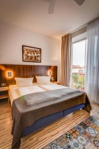 ein Schlafzimmer mit einem großen Bett und einem großen Fenster in der Unterkunft Gästehaus Centro in Konstanz