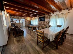 a large dining room with a table and chairs at Lenilla Guesthouse in Şiclod