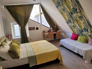 1 Schlafzimmer mit 2 Betten, einem Tisch und einem Fenster in der Unterkunft Naples in the history 4M in Neapel
