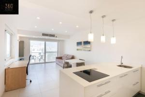 Nhà bếp/bếp nhỏ tại Modern 2BR APT in the quaint village of Marsaskala & AC by 360 Estates