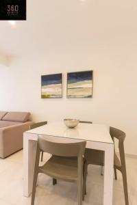 Posezení v ubytování Modern 2BR APT in the quaint village of Marsaskala & AC by 360 Estates