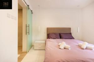 Giường trong phòng chung tại Modern 2BR APT in the quaint village of Marsaskala & AC by 360 Estates