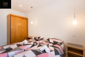 Giường trong phòng chung tại Modern 2BR APT in the quaint village of Marsaskala & AC by 360 Estates