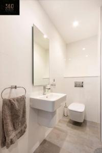 Phòng tắm tại Modern 2BR APT in the quaint village of Marsaskala & AC by 360 Estates