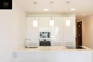 Nhà bếp/bếp nhỏ tại Modern 2BR APT in the quaint village of Marsaskala & AC by 360 Estates