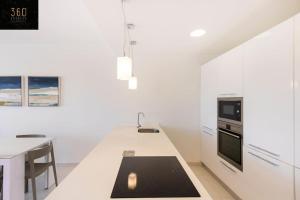 Nhà bếp/bếp nhỏ tại Modern 2BR APT in the quaint village of Marsaskala & AC by 360 Estates