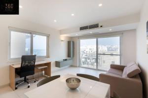 Khu vực ghế ngồi tại Modern 2BR APT in the quaint village of Marsaskala & AC by 360 Estates