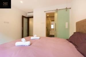Giường trong phòng chung tại Modern 2BR APT in the quaint village of Marsaskala & AC by 360 Estates