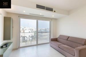 Posezení v ubytování Modern 2BR APT in the quaint village of Marsaskala & AC by 360 Estates