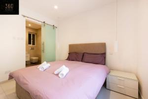 Giường trong phòng chung tại Modern 2BR APT in the quaint village of Marsaskala & AC by 360 Estates