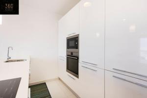 Kuchyň nebo kuchyňský kout v ubytování Modern 2BR APT in the quaint village of Marsaskala & AC by 360 Estates + 29 fotografií