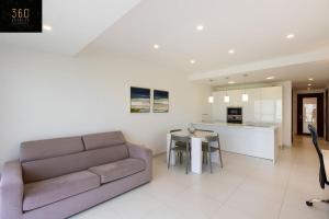 Posezení v ubytování Modern 2BR APT in the quaint village of Marsaskala & AC by 360 Estates
