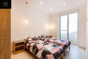Giường trong phòng chung tại Modern 2BR APT in the quaint village of Marsaskala & AC by 360 Estates