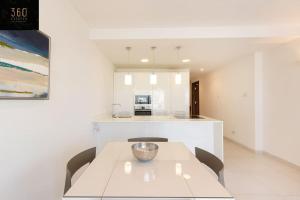 Nhà bếp/bếp nhỏ tại Modern 2BR APT in the quaint village of Marsaskala & AC by 360 Estates