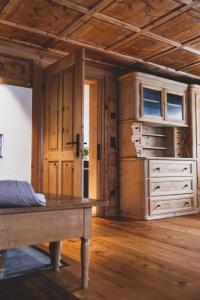 Habitación de madera con mesa de madera y puerta en Tante Anna Apartments, en Sankt Gallenkirch