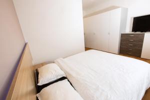 1 dormitorio pequeño con 1 cama y TV en Marko’s apartment, 