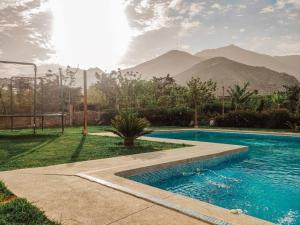 ルナウアナにあるHermosa casa de campo vacacional La Estancia de Lunahuanáの山々を背景にした庭のスイミングプール