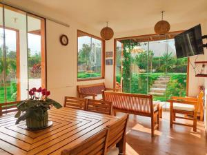 uma sala de estar com uma mesa de madeira e cadeiras em Hermosa casa de campo vacacional La Estancia de Lunahuaná em Lunahuaná