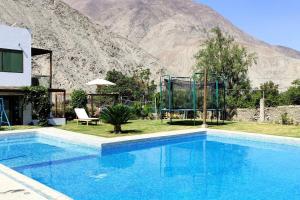 una piscina con una montaña en el fondo en Hermosa casa de campo vacacional La Estancia de Lunahuaná, en Lunahuaná