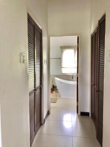 W łazience znajduje się wanna, umywalka i wanna. w obiekcie Cosy 4bdr beach house in Ochio Rios w mieście Ocho Rios