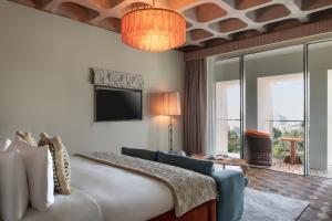 Кровать или кровати в номере The Ned Doha