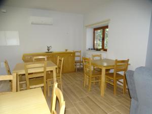 a room with wooden tables and chairs and a kitchen at Quinta do Cadaval 