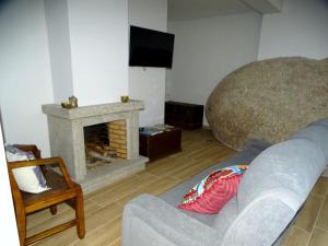 sala de estar con sofá y chimenea en Quinta do Cadaval, 