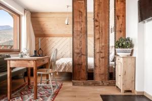 Habitación con escritorio y dormitorio con cama. en TATRA REST en Kościelisko