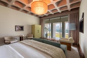 Кровать или кровати в номере The Ned Doha