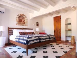 een slaapkamer met een bed en een tapijt bij Pueblo Bonito Santa Fe in Santa Fe