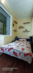 sypialnia z łóżkiem z kołdrą kwiatową w obiekcie Apartment in historical centre w Odessie