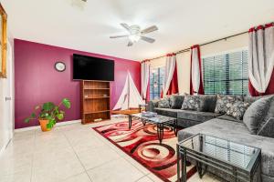 ein Wohnzimmer mit einem Sofa und einem TV in der Unterkunft Saints Haven in Houston
