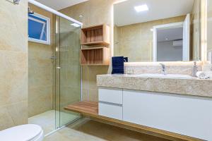 CanelaにあるApto centro de Canela - @stayhousetemporadaのシャワー、洗面台、トイレ付きのバスルーム +16枚の写真