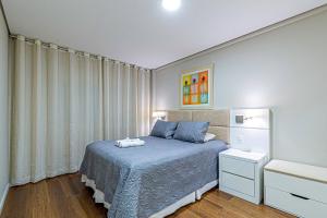 CanelaにあるApto centro de Canela - @stayhousetemporadaのベッドルーム1室(青いベッドカバー付)