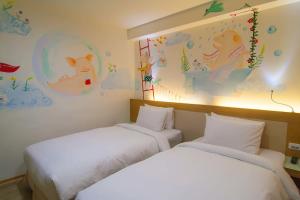 Postel nebo postele na pokoji v ubytování Legend Hotel Kaohsiung Liuhe