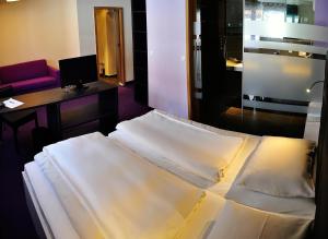 Postel nebo postele na pokoji v ubytování Amiga Hotel München Messe