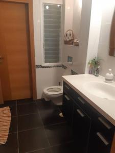 bagno con servizi igienici e lavandino di Adorable 3 bedroom Brenner "Hill" suite a Giv‘at Brenner