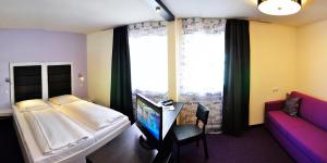 Postel nebo postele na pokoji v ubytování Amiga Hotel München Messe