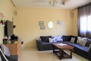 uma sala de estar com um sofá e uma mesa em luxury villa em Agadir