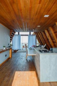 uma cozinha com um fogão e um tecto de madeira em Cabana Vale do Funil em Taió